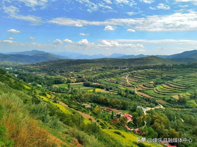 初秋的旅游大通道呈现五彩斑斓的美丽画卷