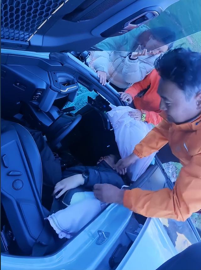 广东越野车西藏意外坠崖，藏族姑娘挺身而出，网友怒赞，文旅回应
