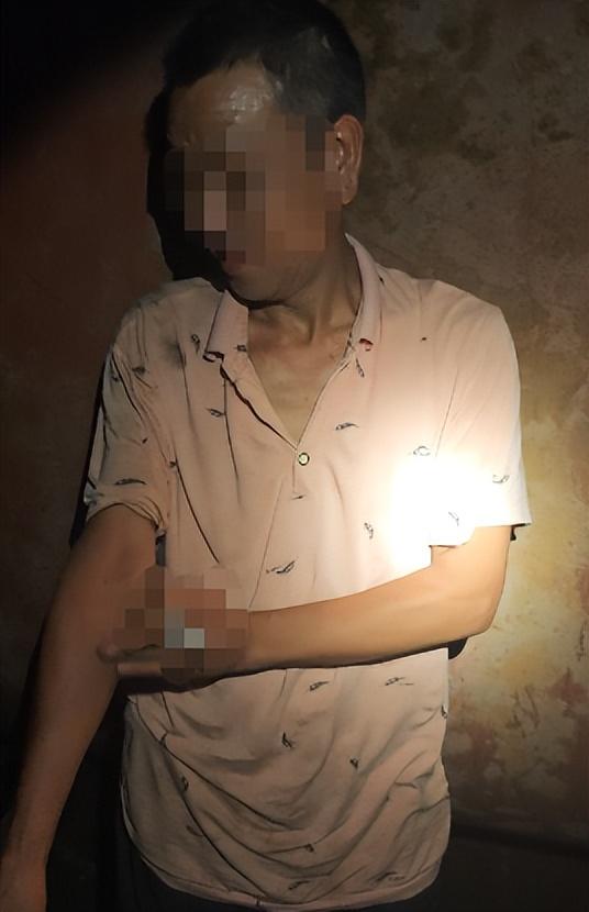 与妻吵架后男子失联2小时，最终在离地约3米的机器上被找到