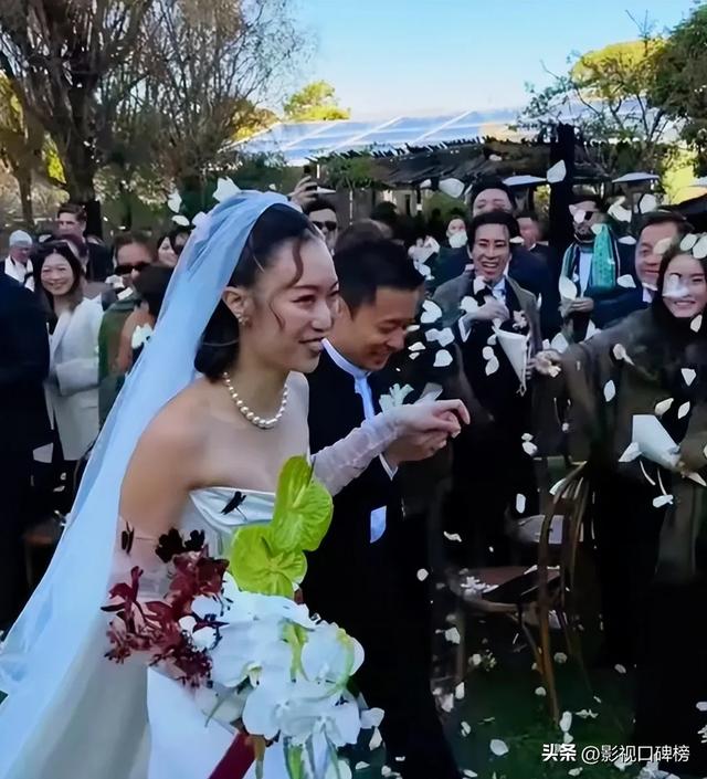 郭晶晶夫妻俩在高铁站被偶遇，没有戴口罩，霍启刚拉着破旧行李箱