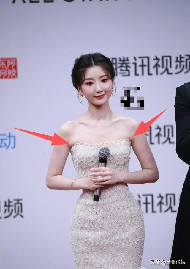 海南红毯好俗，毛晓彤挤出副乳，张萌深V不怕走光，宋茜胸骨凸出