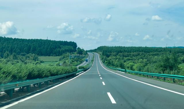 黑龙江：高速公路两侧美景不亚于新疆