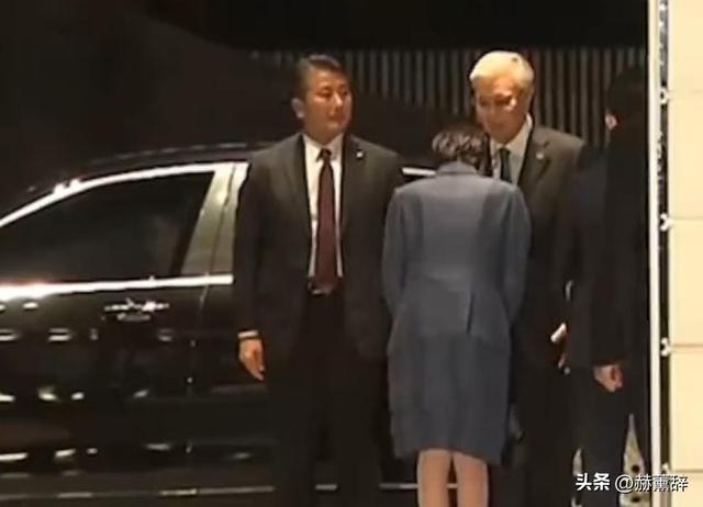 日本天皇亲自出山，对中国的反击正式开始，高市早苗憋出了一妙计