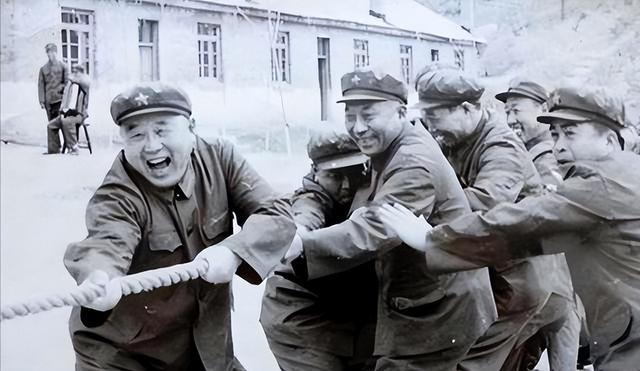 李德生刚上任北京军区司令，就对秘书说：我先到副司令员那报个到