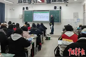 四川凉山倒数第一的高中，有学生放学后要回家放羊，校长想改变现状困难重重，“这里的孩子就得死读书”图片