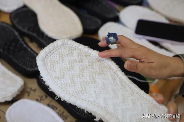 七八十年代之前，每到冬天，老家农村家家户户都要忙着糊“袼子”