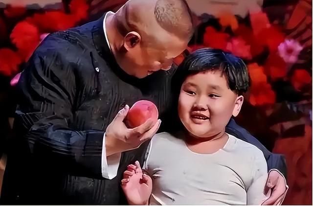 郭德纲一家现身上海，王惠穿绿裙胖到没脖子、10岁郭汾阳眼斜嘴歪