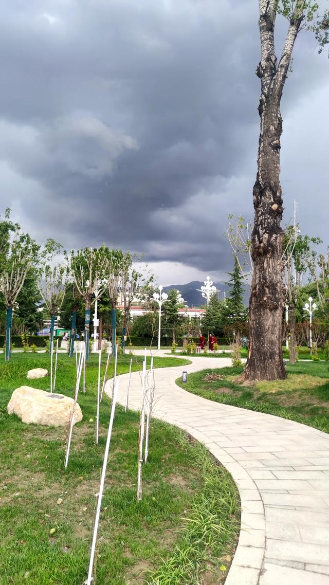 拉萨药王山北面团结公园，今年新竣工开放，雨中漫步眺望布达拉宫