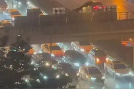 桥下躲冰雹酿拥堵，紧急避险不是挡箭牌图片