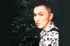 还记得《甄嬛传》里一直长高的三阿哥吗？竟是个搞笑男？图片