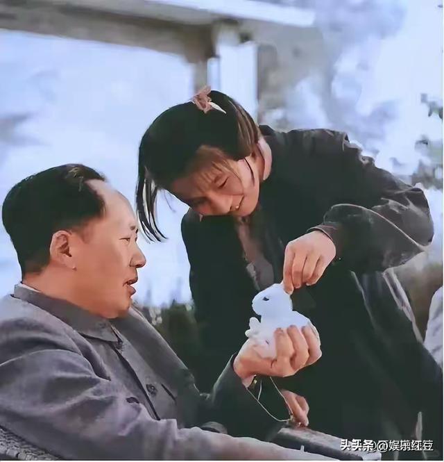 毛主席一家四口合影，四人脸上全是笑意，李讷紧挨毛主席