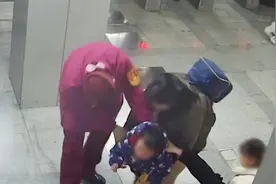突发：武汉地铁1号线，全程7秒钟救下一个宝宝！图片