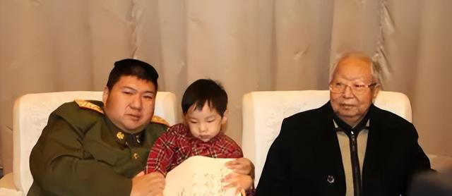 华国锋并没辞掉所有职务，最后保留了一项关键职务，是哪一项？