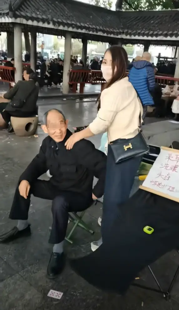 公园惊现“大婶”老板！几十块让全城大爷每天排队打卡