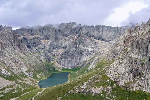 神山石骨、嶙峋万仞，川西梦幻之地