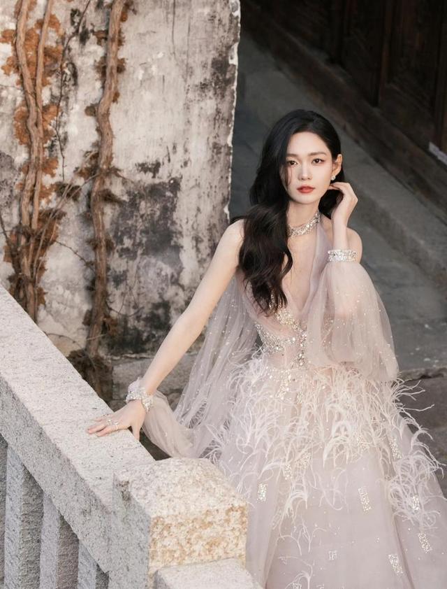 00 后段奥娟凭处女作入围金鸡奖最佳女主角，颜值出众惹人爱