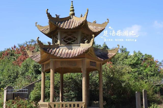 浙江宁波的半岛型山体风景，有遗址也有风车公路，被誉为拍照胜地