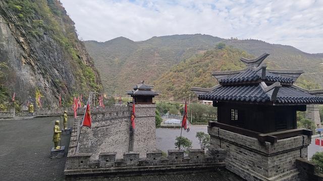 赏秋秦岭，摩旅商洛（04）陕南第一关，楚北第一门，打卡牛心关