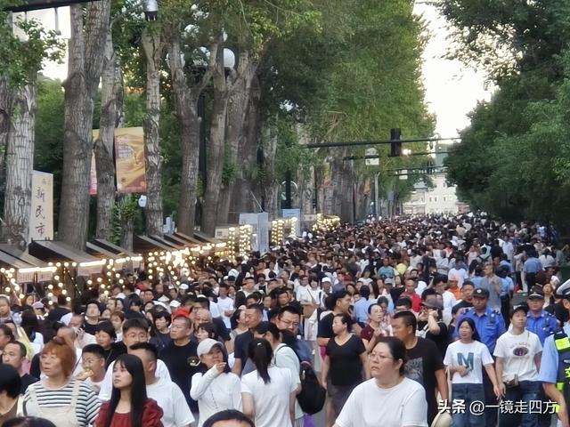 周末16点，长春新民大街又准时变身步行街，市集和舞台开放