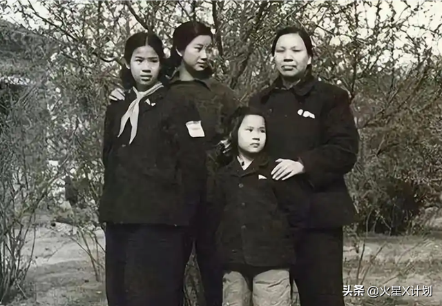 1974年，刘思齐再婚后和丈夫及孩子们的合影，满脸洋溢着幸福