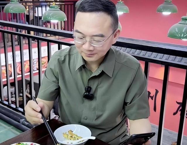 前央视主持人郎永淳，知法犯法沦为阶下囚，今54岁发福衰老变化大