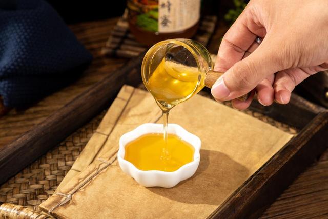 吃降压药不能吃苹果？再三提醒：吃降压药时，最好远离“4物”