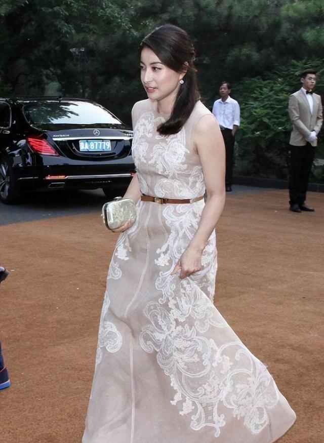 霍启刚高调官宣喜讯仨月，郭晶晶再破天花板，让整个贵妇圈沉默了