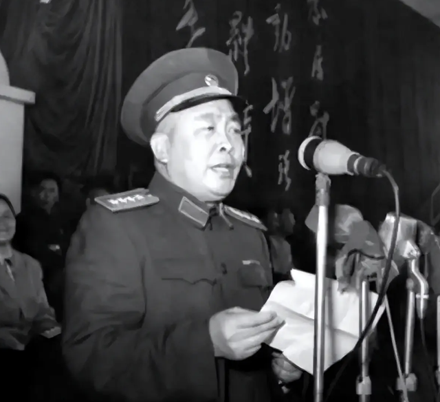 75年	，谭政已入狱8年，毛主席突然问道：那个谭政哪里去了