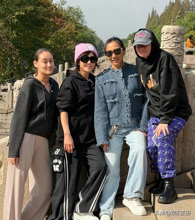 刘嘉玲回苏州与50年同学聚会 刘嘉玲保养超好 看着比别同学年轻好多