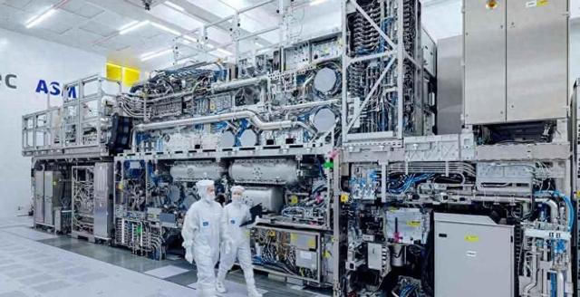 还敢说15年的差距吗？加速出售光刻机的背后，ASML已经慌了