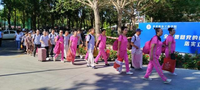 走进校园收获多·旅游文化展风采