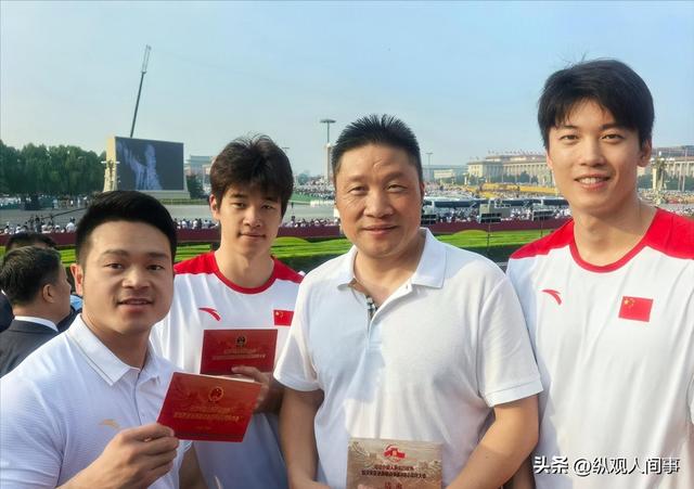 九三阅兵现场！姚明太扎眼，霍启刚抢镜，郑钦文潘展乐全在好热闹
