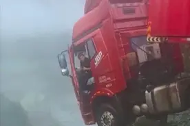 贵州塌桥事故中一货车冲出桥面悬空刹停，救援人员：救下来后他都站不稳了，连说命大图片