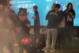 太疯狂！夜晚的济南解放阁上演群魔乱舞，网友：中国的佛罗里达！图片