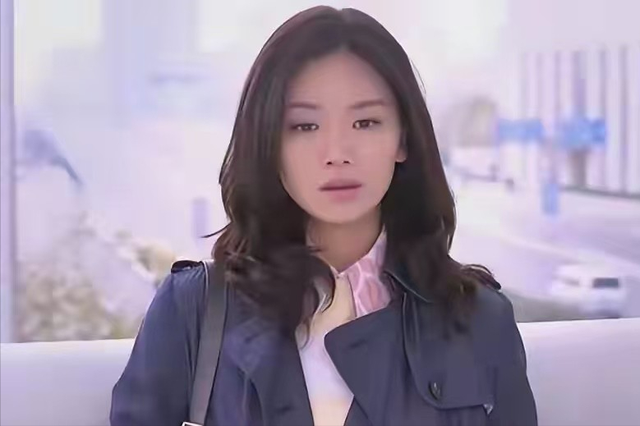 与陈思诚恋爱，和富豪老公闪婚闪离，41岁独自抚养女儿的她成赢家