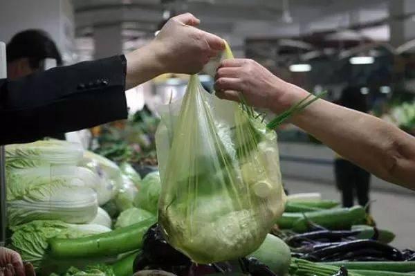 外卖行业要变天了！上海禁塑令9月落地，最高罚10万，全国或跟进