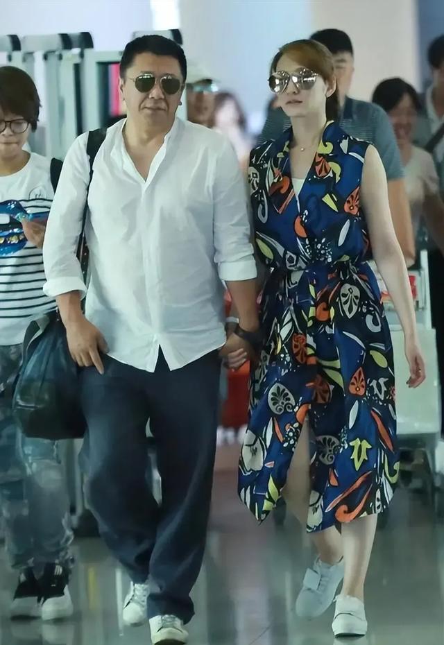 李小冉随富豪老公走机场，46岁李小冉大妈打扮难掩肤白貌美