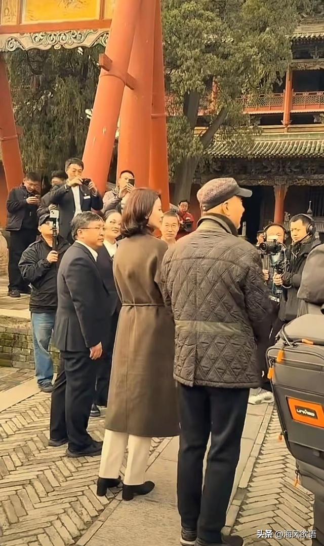 71岁陈佩斯逛关帝庙，穿老式棉袄被粉丝围堵，合照姿势太圈粉