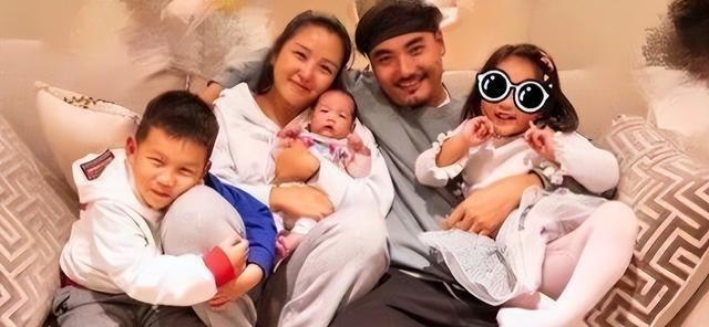 39岁何洁不忍直视，腋下勒出副乳肚子三层肉，要养4个娃操劳疲惫