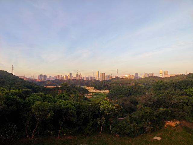 西丽湖国际科教城绿道，看霞飞满天，如梦似幻！长岭陂地铁C口