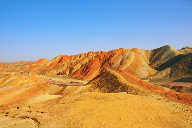 张掖七彩丹霞，一处“被上帝打翻的调色盘”，看大自然的鬼斧神工