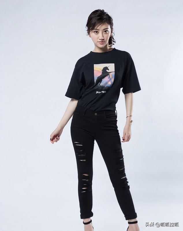 别眨眼！女星穿紧身牛仔裤狂炫身材，细腰翘臀的暴击谁顶得住