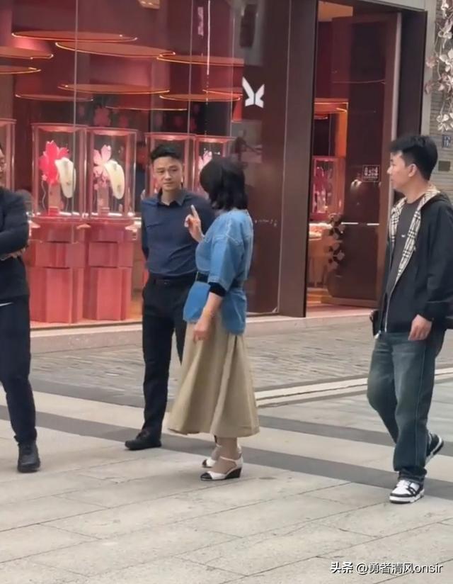 71岁董明珠现身武汉，半身裙小皮鞋打扮洋气, 与小朋友贴贴好有爱