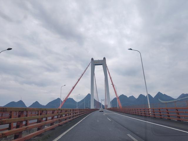 南行漫记：饿着肚子离开织金，路遇双乳峰，错过特大桥景区