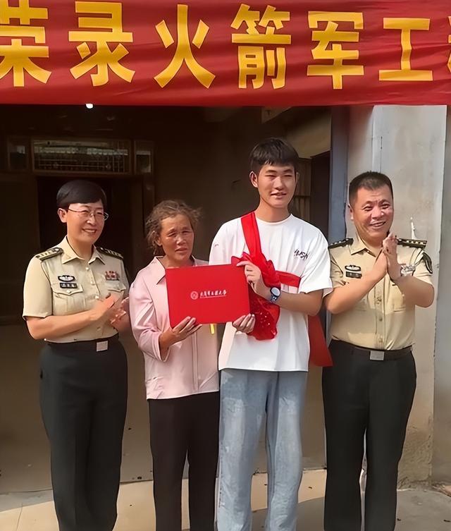 江苏考生被火箭军大学录取，多名领导送通知书，母亲眼神惹人心酸