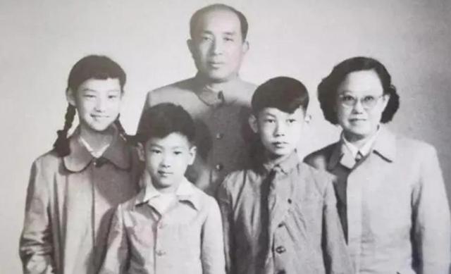 他是中组部原部长，女儿嫁给胡主席的儿子，侄儿担任过武警副司令