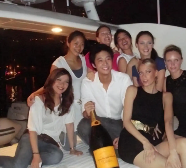 霍启山新恋情曝光不到1天，女方身份被扒光，整个霍家坐不住了！