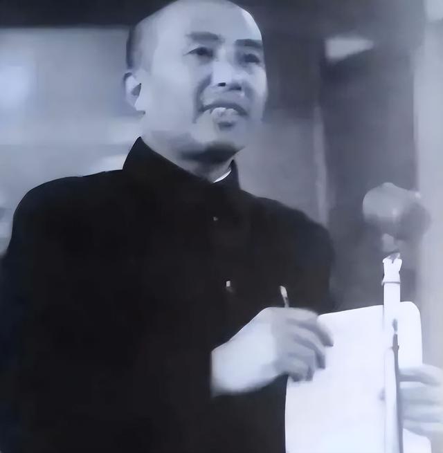 他曾是中央组织部部长，女儿嫁给了胡主席的儿子，侄子是少将
