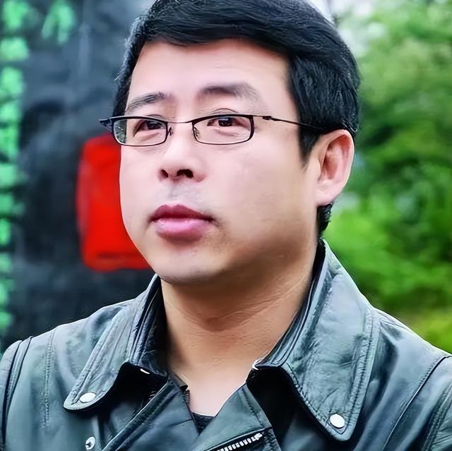 曾扬言要让中国向世界道歉的阿丘，被央视除名后，如今过得怎样