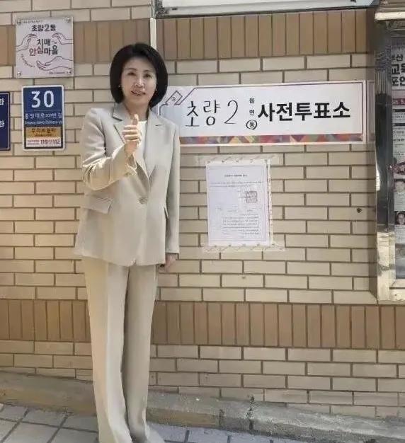 韩国总统夫人真不是一般人！端庄优雅气质超群，打破历史记录了